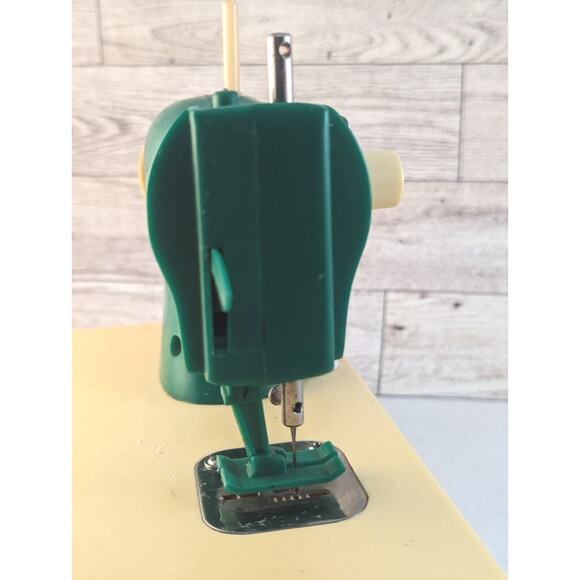 Vintage childs sewing machine Cabbage Patch Collectible Display only - Picture 3 of 8